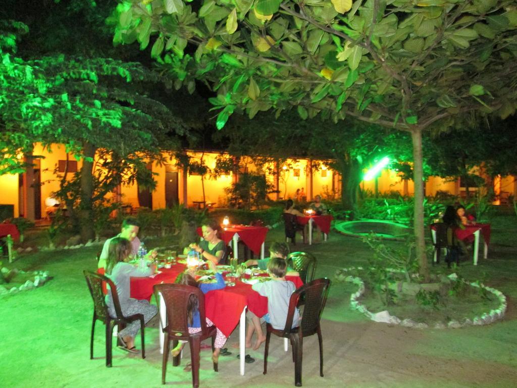 Shahira Hotel Nilaveli Bagian luar foto