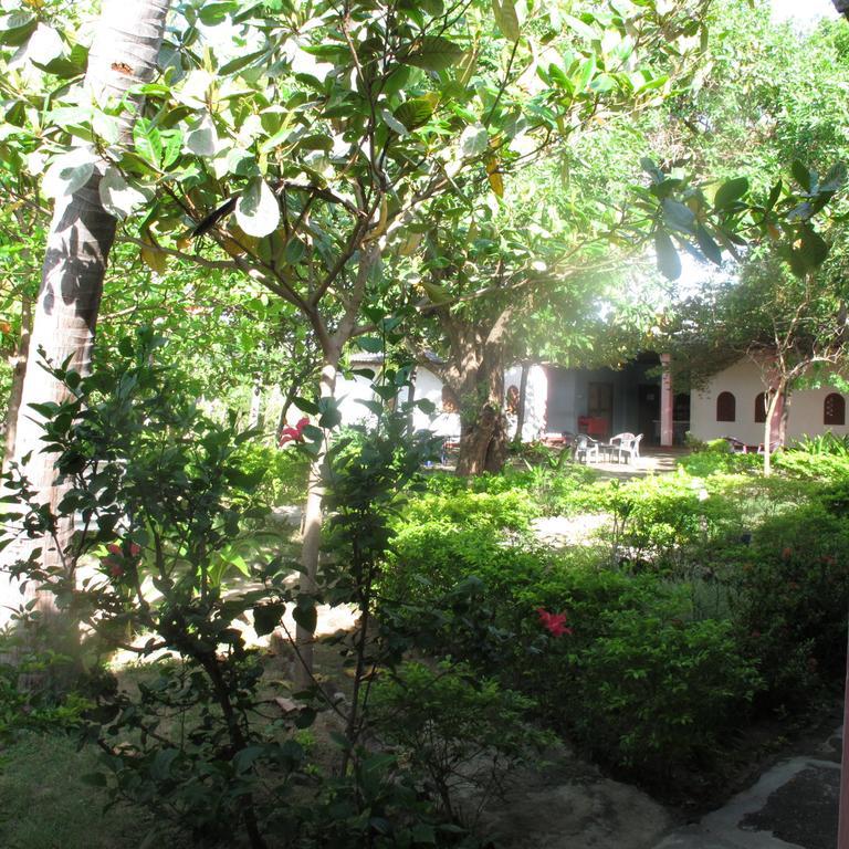 Shahira Hotel Nilaveli Bagian luar foto
