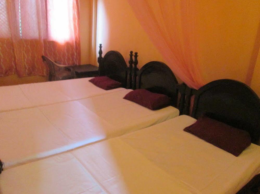 Shahira Hotel Nilaveli Bagian luar foto
